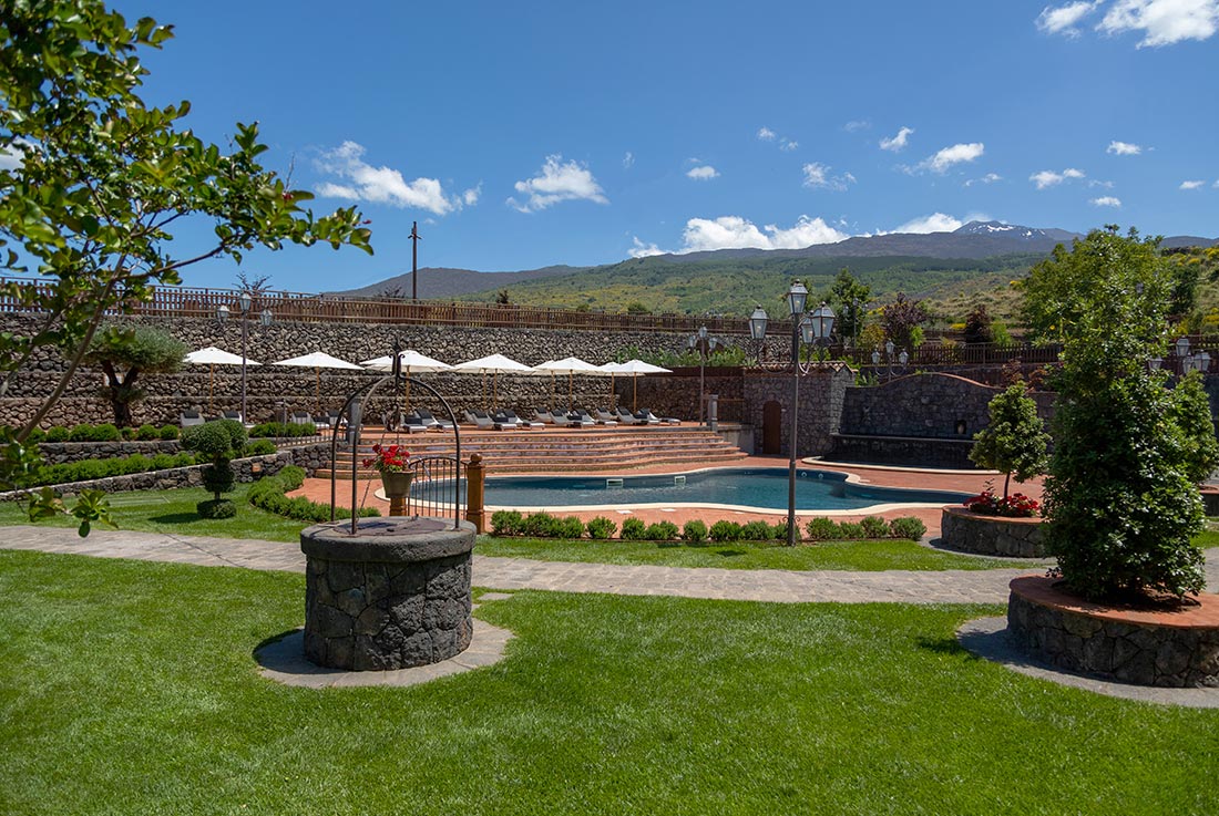 etna-quota-mille-piscina-vista-panoramica